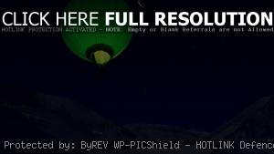 Зеленый воздушный шар ночью