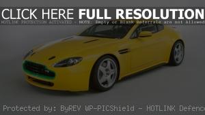 Желтый Aston Martin V8