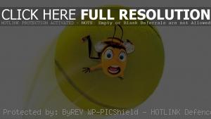 Пчела на мячике