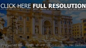 Знаменитый фонтан Треви в Риме
